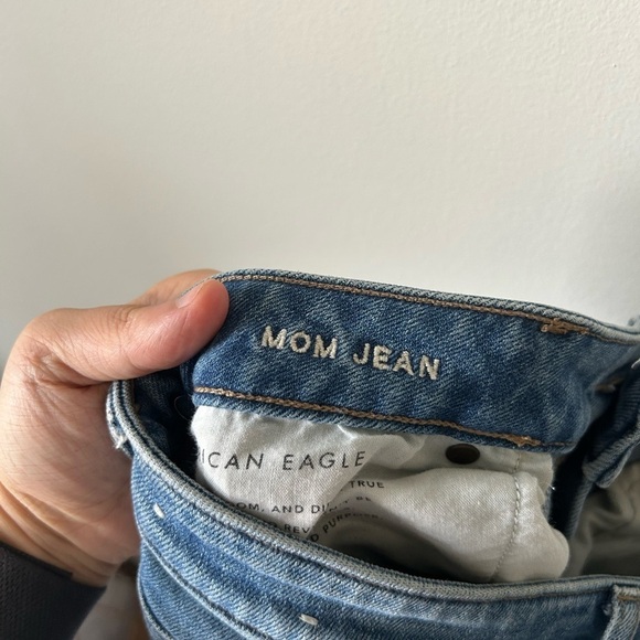 American Eagle Light Wash  Mom Jeans - Picture 4 of 5